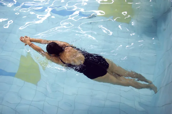 Mulher Com Maiô Nadando Uma Piscina Água Azul — Fotografia de Stock