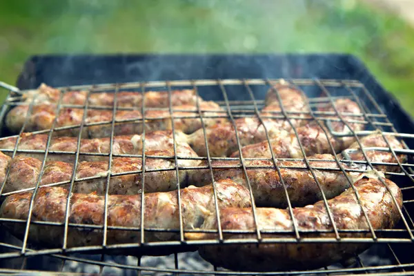 Salsichas Caseiras Grelhadas Num Churrasco Fechado Comida Piquenique Livre Para — Fotografia de Stock