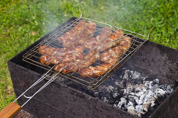 Salsichas Caseiras Grelhadas Num Churrasco Fechado Comida Piquenique Livre Para — Fotografia de Stock