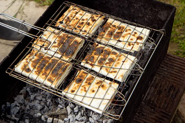 Pão Pita Grelhado Grelha Churrasco Cozinhar Sobre Carvão Vegetal Piquenique — Fotografia de Stock