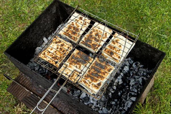 Grilovaný Chléb Pita Grilu Grilu Vaření Dřevěném Uhlí Pikniku — Stock fotografie