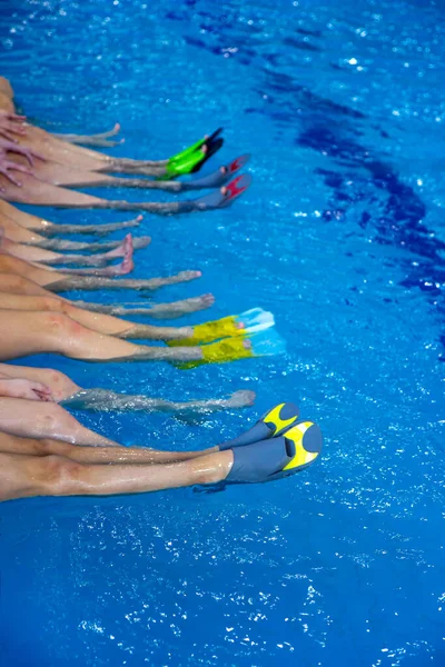 Small Children Sitting Edge Swimming Pool Chatting Feet Blue Warm — Stockfoto