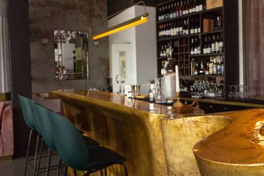 Ahşap tezgah ve sandalyeli modern kafe, insan yok, bar.