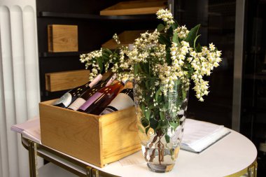 Çiçekler ve şarap şişeleriyle modern kabul masası