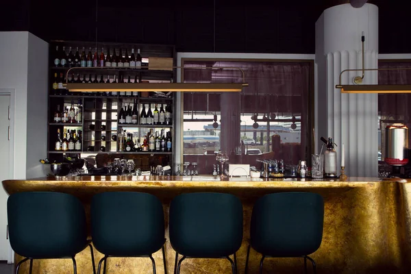 Interior kafe modern dengan meja kayu dan kursi, tidak ada orang, bar — Stok Foto