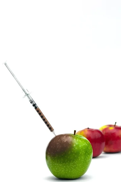 사과에 Syringe 유전적으로 변형된 음식이지 배경에 고립됨 — 스톡 사진