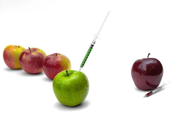 사과에 Syringe 유전적으로 변형된 — 스톡 사진