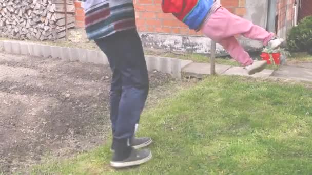 Vader Dochter Draaien Het Voorjaarspark Gelukkig Kind Besteedt Tijd Met — Stockvideo