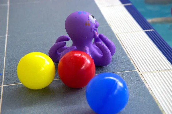 Brinquedos Multicoloridos Para Treinamento Natação Estão Lado Piscina — Fotografia de Stock