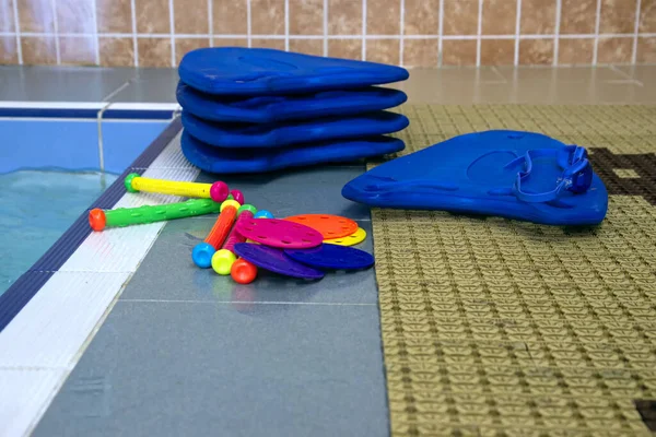 Pizarras Azules Con Gafas Baño Juguetes Lado Piscina —  Fotos de Stock
