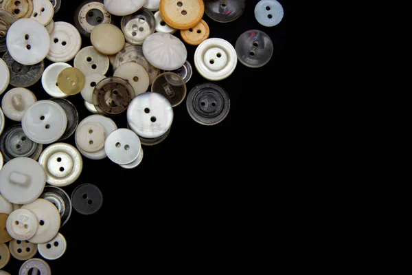 Naai Knopen Achtergrond Witte Naaiknoppen Textuur Patronen Zwarte Achtergrond Met — Stockfoto