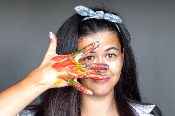 Szczęśliwa Kobieta Chowa Twarz Pomalowaną Dłonią Palcami Kreatywność Sztuka Koncepcja — Zdjęcie stockowe