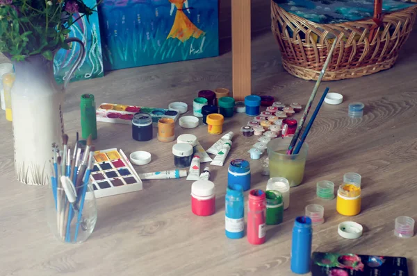 Sada Akvarelových Barev Gouache Štětce Podlahu Umělecká Dílna Procesu Kreativity — Stock fotografie