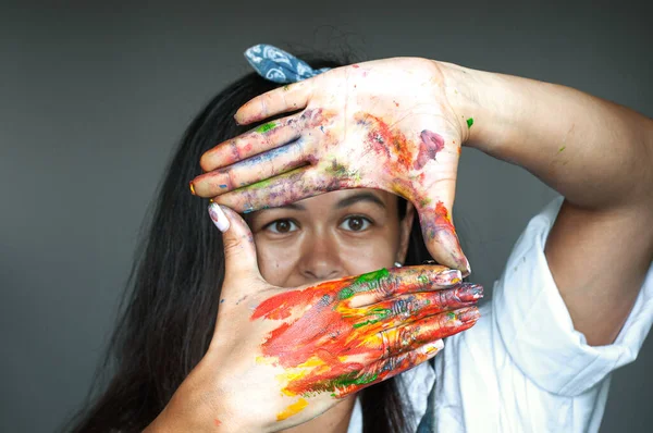 Mulher Feliz Escondendo Rosto Com Mãos Dedos Pintados Criativa Arte — Fotografia de Stock