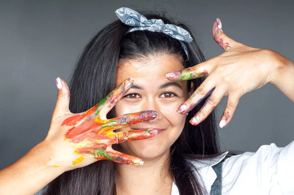 Szczęśliwa Kobieta Chowa Twarz Pomalowanymi Rękami Palcami Kreatywność Sztuka Koncepcja — Zdjęcie stockowe