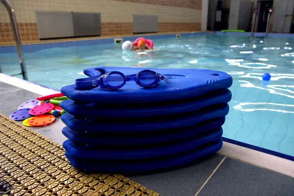 Kék Úszódeszka Úszószemüveggel Játékokkal Medence Mellett — Stock Fotó
