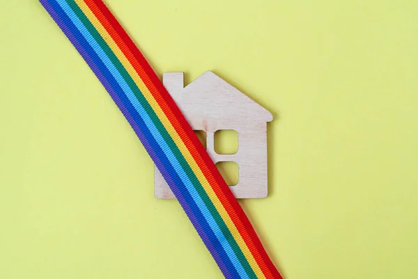 Mini Brinquedo Casa Madeira Lgbt Arco Íris Ribbbon Fundo Amarelo — Fotografia de Stock