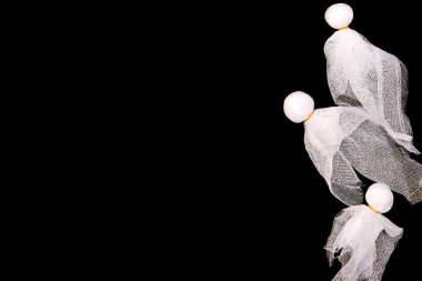 Cadılar Bayramı el sanatları, siyah arka planda hayalet izole edilmiş ve metin için fotokopi alanı var. Cadılar Bayramı konsepti. Yaratıcılık fikri, boş, Üst Manzara, düz uzanma