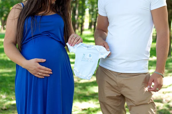 Parents Couple Pregnancy Holding Baby Boy Blue Bodysuit Outdoors Green — Stock Photo, Image