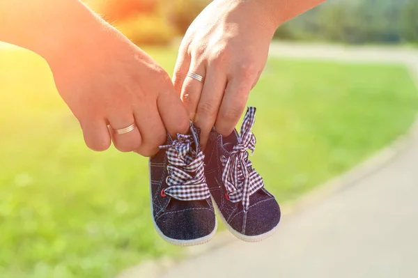 Futura Pareja Padres Sosteniendo Lindos Zapatos Azules Bebé Para Hijo — Foto de Stock