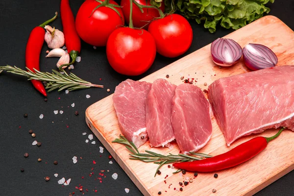 Råa Saftiga Kött Biffar Redo För Rostning Svart Krita Bakgrund — Stockfoto