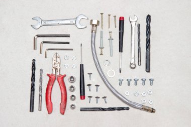 Beton beyaz arka plan görünümlü dekorasyon ve ev yenileme araçları ve diğer temel ihtiyaçlar. düz konum