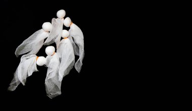 Cadılar Bayramı el sanatları, siyah arka planda hayalet izole edilmiş ve metin için fotokopi alanı var. Cadılar Bayramı konsepti. Yaratıcılık fikri, boş, Üst Manzara, düz uzanma