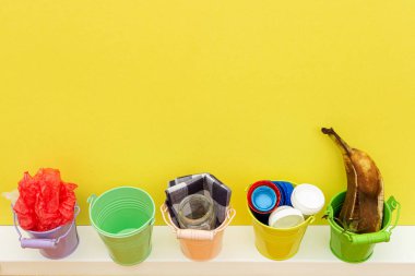 Sıfır Atık, ilgili içeriklerle birlikte beş kovada resmedilmiş. Reddet, azalt, geri dönüştür, tekrar kullan, çürüt. Ekolojik yaşam tarzı, sürdürülebilir yaşam ve sıfır atık kavramı.