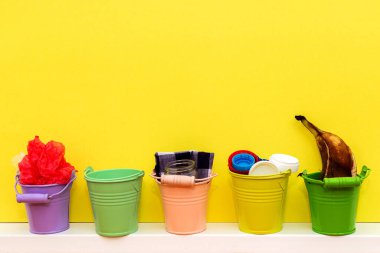 Sıfır Atık, ilgili içeriklerle birlikte beş kovada resmedilmiş. Reddet, azalt, geri dönüştür, tekrar kullan, çürüt. Ekolojik yaşam tarzı, sürdürülebilir yaşam ve sıfır atık kavramı.