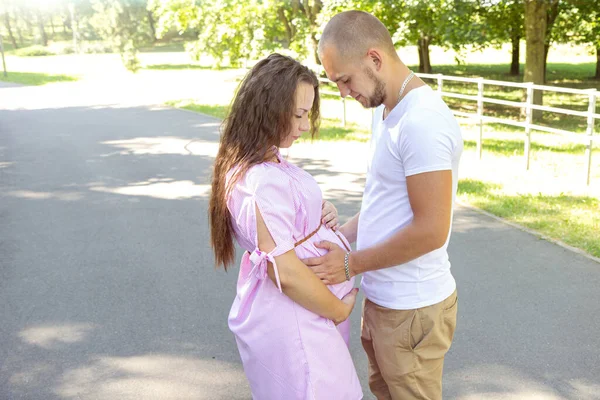 Jovem Feliz Casal Grávida Abraçando Natureza Conceito Amor Relacionamento Cuidado — Fotografia de Stock