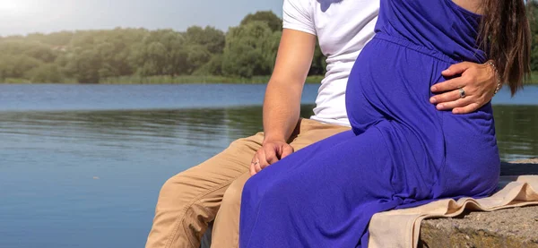 Jovem Feliz Casal Grávida Abraçando Natureza Conceito Amor Relacionamento Cuidado — Fotografia de Stock