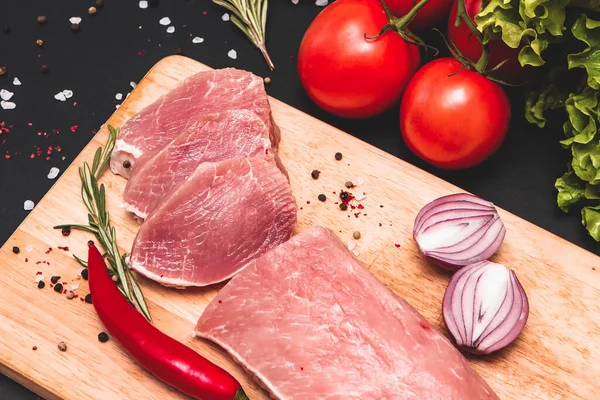 Filetes Carne Jugosos Crudos Listos Para Asar Sobre Fondo Pizarra — Foto de Stock