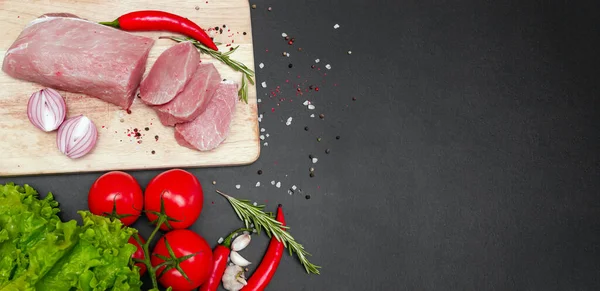 Filetes Carne Jugosos Crudos Listos Para Asar Sobre Fondo Pizarra — Foto de Stock