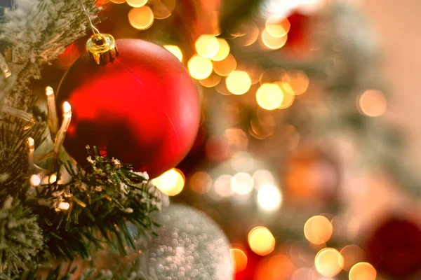 Decorado árvore de Natal close-up fundo com espaço de cópia. Bola vermelha iluminada guirlanda com lanternas. Ano Novo bugigangas foto macro com bokeh. Inverno feriado luz decoração — Fotografia de Stock