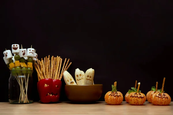 Różnorodność żywności na stole na cześć Halloween — Zdjęcie stockowe