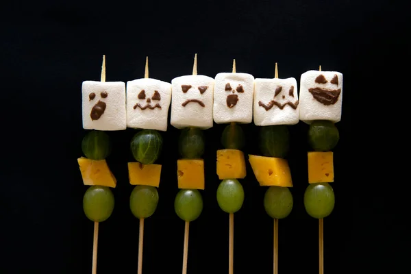 Koncepcja Jedzenia Halloween Pianka Twarzą Winogron Agrest Ser Ciemnym Tle — Zdjęcie stockowe