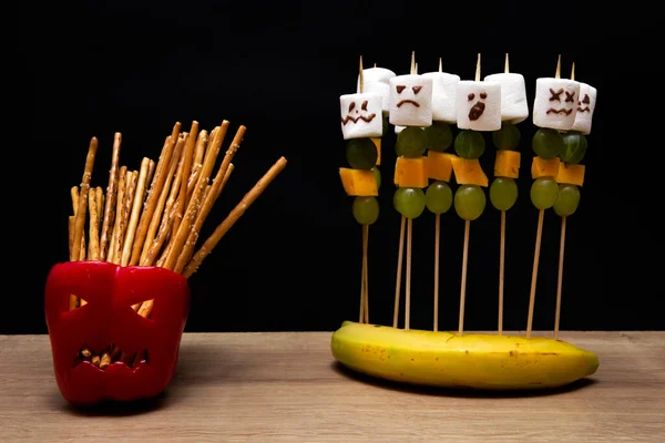 Koncepcja Żywności Halloween Czerwony Pieprz Przekąskami Słodycze Pianka Twarzą Winogronami — Zdjęcie stockowe