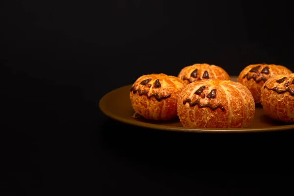 Jedzenie Halloween Twarz Obranym Mandarynkowym Lub Mandarynkowym Pomarańczowym Owocu Ciemnym — Zdjęcie stockowe