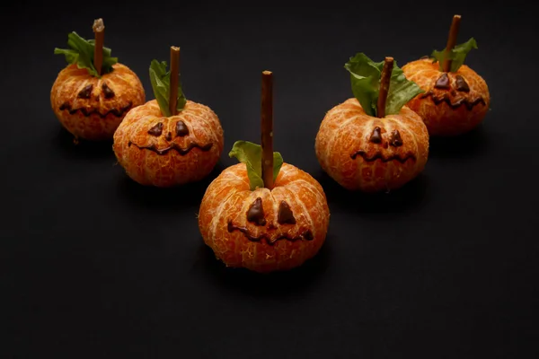 Jedzenie Halloween Twarz Mandarynkowym Lub Mandarynkowym Owocu Pomarańczy Minimalna Koncepcja — Zdjęcie stockowe