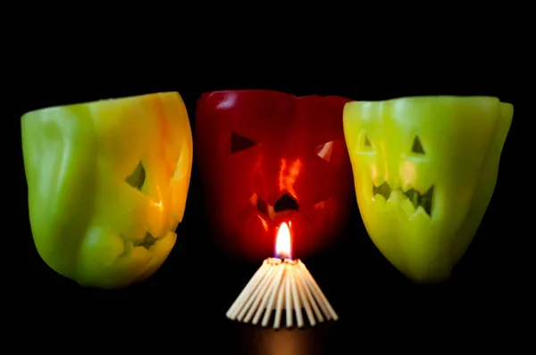 Jedzenie Halloween Kolorowe Zdrowe Czerwone Żółte Słodkie Papryki Wyciętymi Twarzami — Zdjęcie stockowe