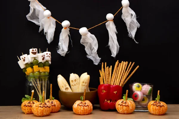 Una Variedad Alimentos Sobre Mesa Honor Halloween Malvaviscos Mandarinas Plátanos — Foto de Stock