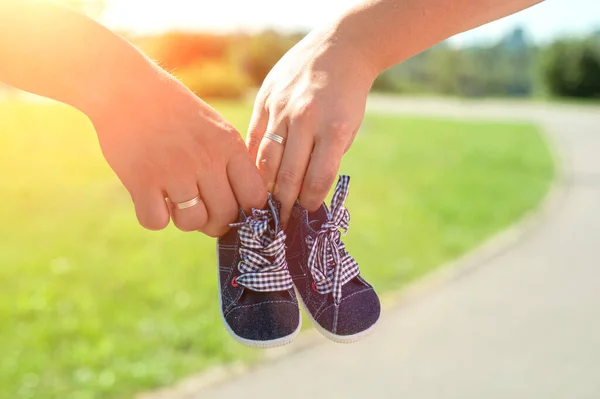 Futura Pareja Padres Sosteniendo Lindos Zapatos Azules Bebé Para Hijo — Foto de Stock