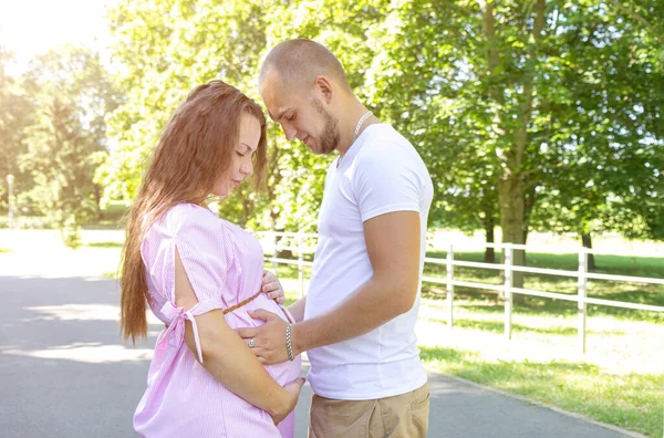 Jovem Feliz Casal Grávida Abraçando Natureza Conceito Amor Relacionamento Cuidado — Fotografia de Stock