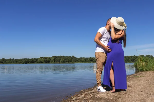 Šťastná Těhotná Žena Líbat Manžela Stojí Spolu Jezera Jarním Slunném — Stock fotografie