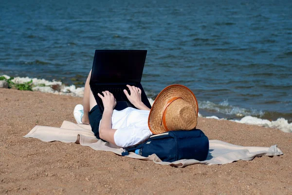 Молодая Женщина Лежит Пляже Использует Ноутбук Пляже Концепция Внештатной Работы — стоковое фото
