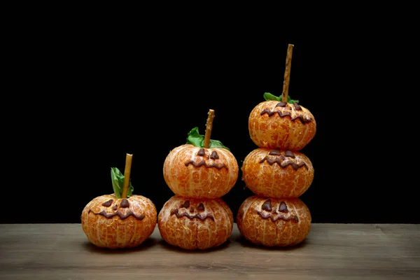 Jedzenie Halloween Twarz Mandarynkowym Lub Mandarynkowym Owocu Pomarańczy Minimalna Koncepcja — Zdjęcie stockowe