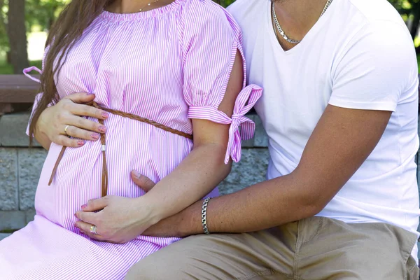 Joven Pareja Embarazada Feliz Abrazándose Naturaleza Cerca Concepto Amor Relación —  Fotos de Stock