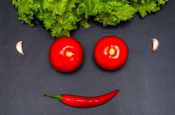 Овощное Улыбающееся Лицо Свежие Органические Овощи Тёмном Столе Здоровое Вегетарианское — стоковое фото