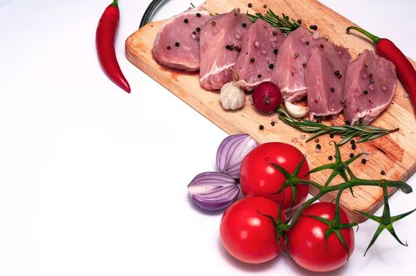 Bifes Carne Suculentos Crus Prontos Para Assar Corte Madeira Fundo — Fotografia de Stock