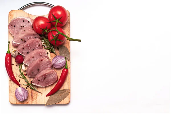 Bifes Carne Suculentos Crus Prontos Para Assar Corte Madeira Fundo — Fotografia de Stock